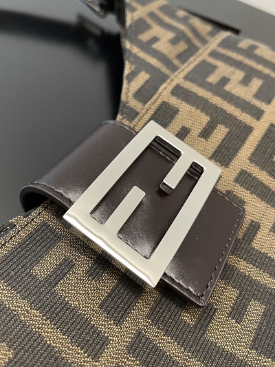 フェンディバッグ側面デザイン